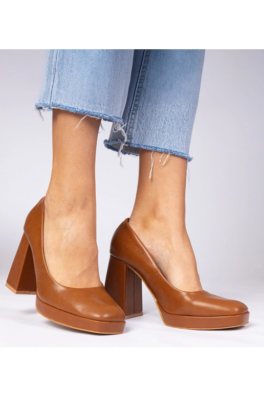 Brūni zābaki uz masīva papēža ar...