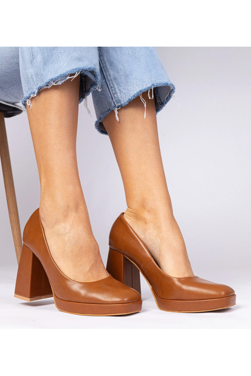 Brūni zābaki uz masīva papēža ar...