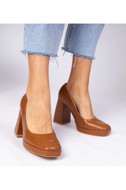 Brūni zābaki uz masīva papēža ar...