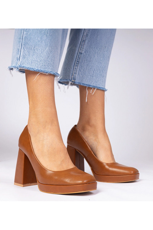 Brūni zābaki uz masīva papēža ar...