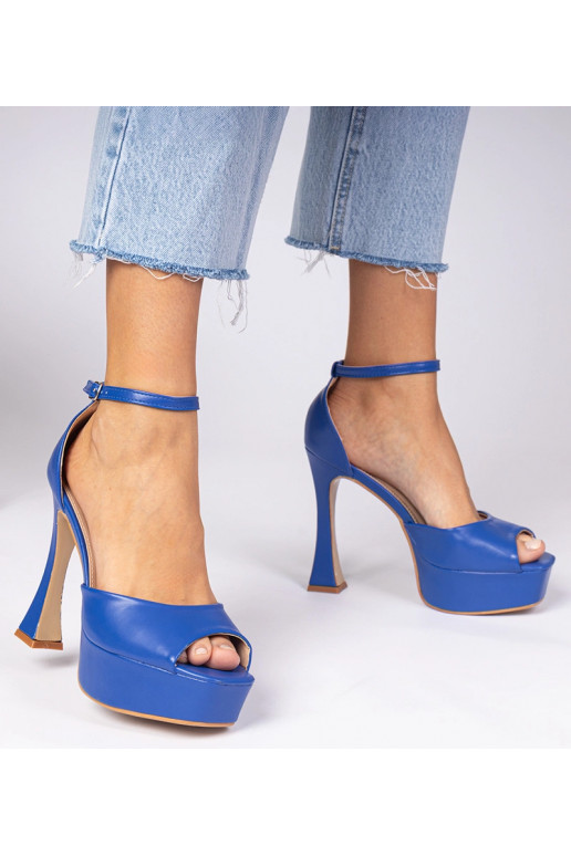 Zili sānadi uz augsta papēža Tesli