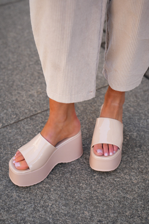 Ar lakota efektu Moteru čības ar platformu smilšu krāsā Nellevia Ar lakota efektu Moteru čības ar platformu smilšu krāsā Nellevia