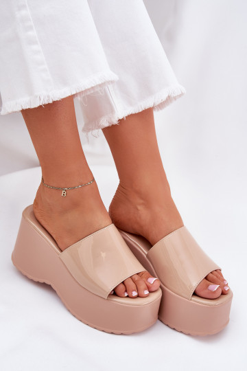 Ar lakota efektu Moteru čības ar platformu smilšu krāsā Nellevia 2