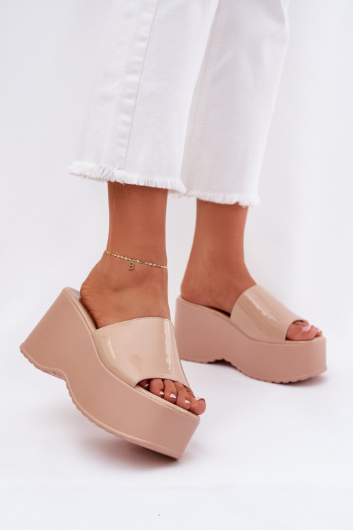 Ar lakota efektu Moteru čības ar platformu smilšu krāsā Nellevia Ar lakota efektu Moteru čības ar platformu smilšu krāsā Nellevia