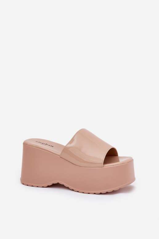 Ar lakota efektu Moteru čības ar platformu smilšu krāsā Nellevia Ar lakota efektu Moteru čības ar platformu smilšu krāsā Nellevia