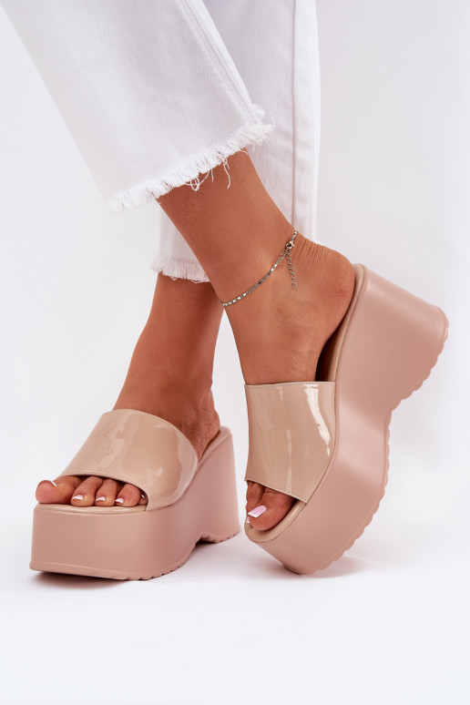 Ar lakota efektu Moteru čības ar platformu smilšu krāsā Nellevia Ar lakota efektu Moteru čības ar platformu smilšu krāsā Nellevia